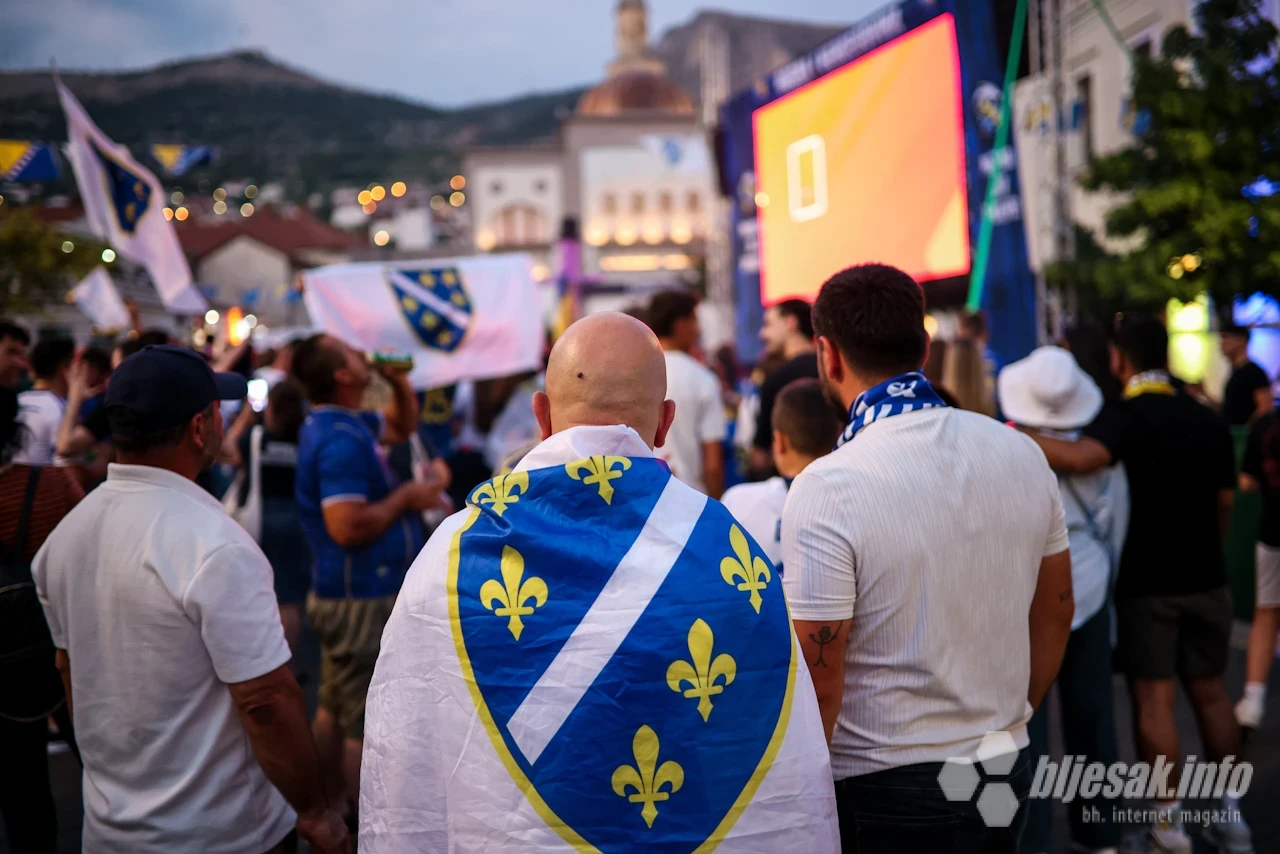 Veliki broj navijača okupio se u srijedu navečer na Trgu Musala u Mostaru kako bi pružio podršku reprezentaciji BiH