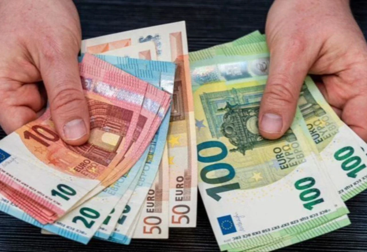 Euro na najnižoj razini u posljednjih godinu dana u odnosu na dolar