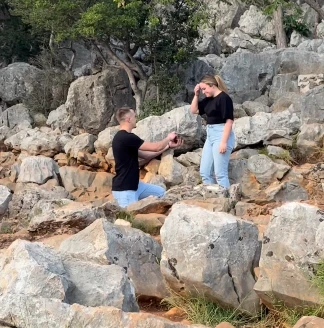VIDEO | On iz Osijeka, ona iz Gospića: Njihova ljubavna priča okrunjena je zarukama u Međugorju