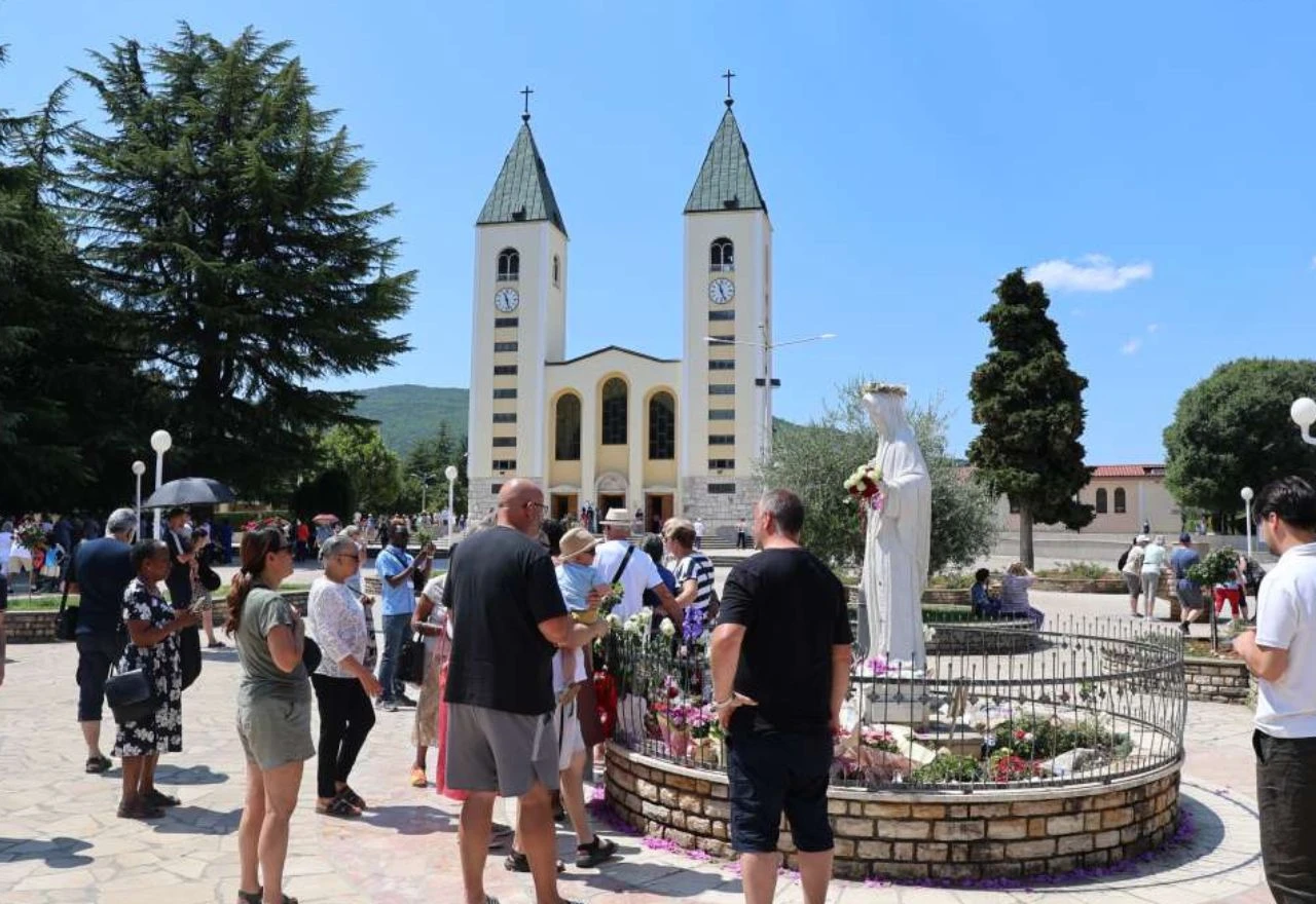 FOTO | Međugorje puno hodočasnika: Stigli vjernici s više kontinenata