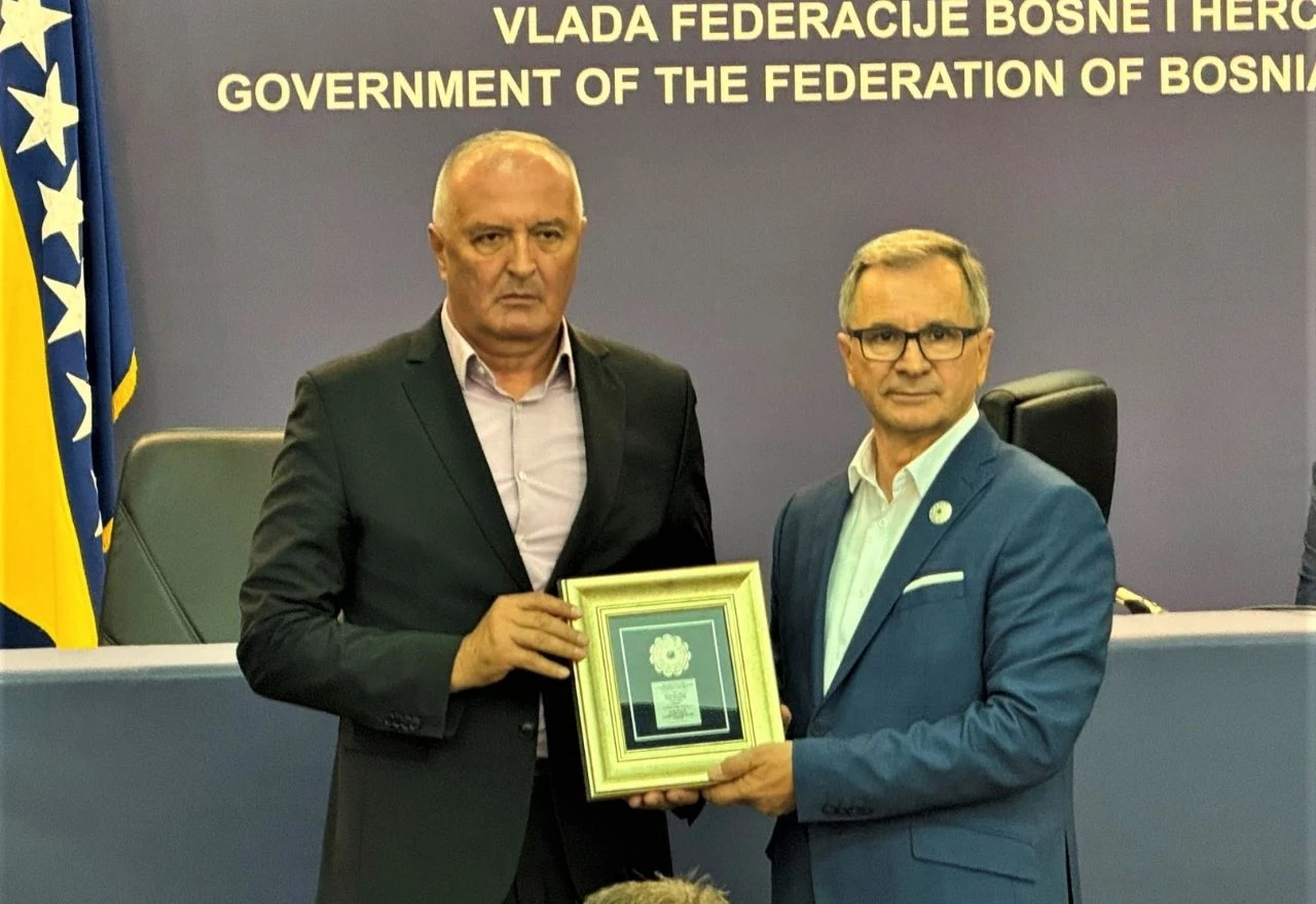 Helezu uručena plaketa za doprinos organizaciji obilježavanja godišnjice genocida u Srebrenici
