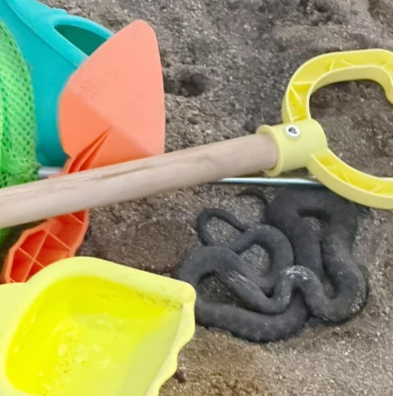 Pronađena zmija među dječjim igračkama na plaži