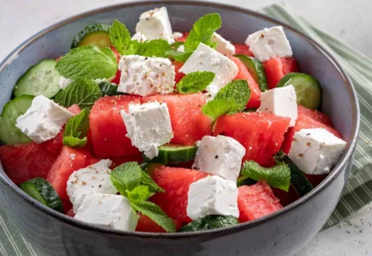 Jeste li probali recept za salatu od lubenice i krastavaca? Jedan sastojak jelu daje poseban okus