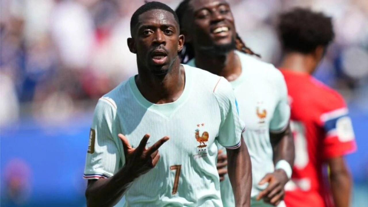 Dembélé uz bok Justu Fontaineu i Kylianu Mbappéu