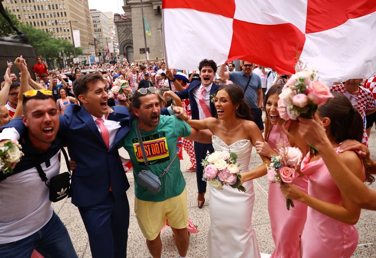 Mladenci izašli iz vijećnice, a dočekala ih pjesma hrvatskih navijača
