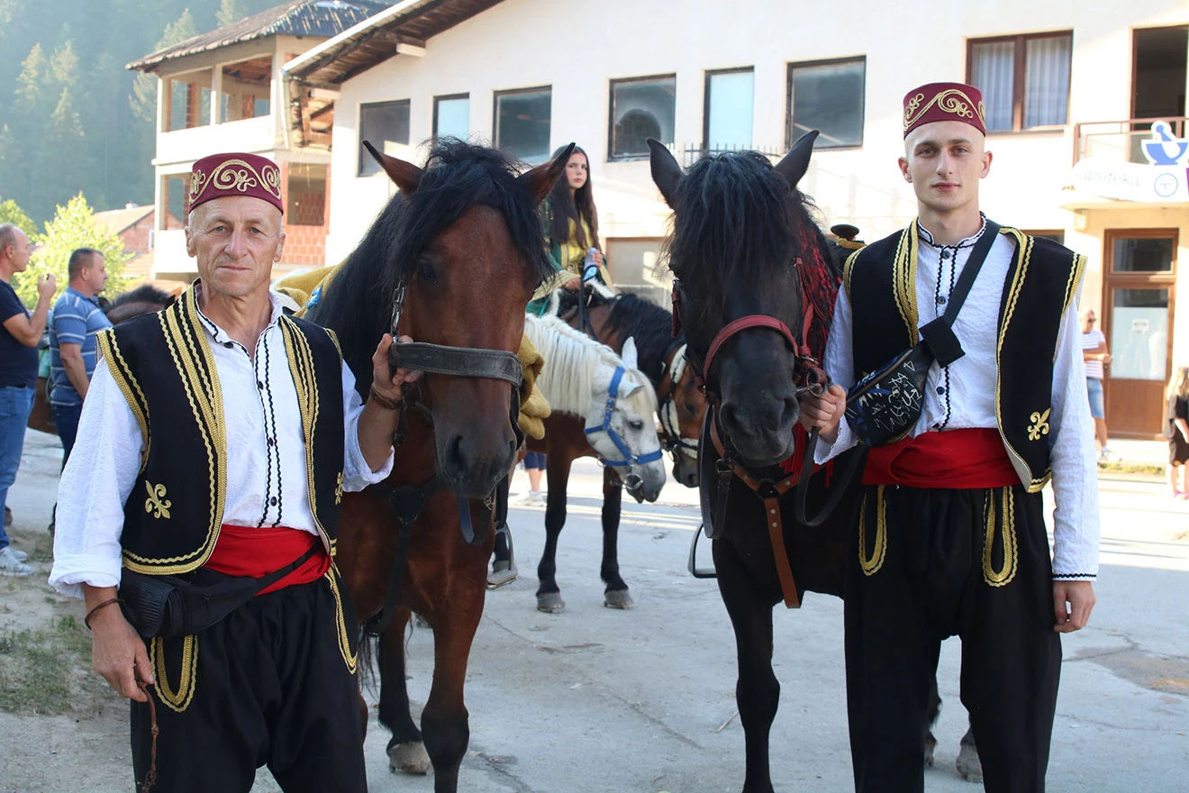Stoljećima ne prekidaju običaj: Karaula ispratila svoje konjanike na Ajvatovicu