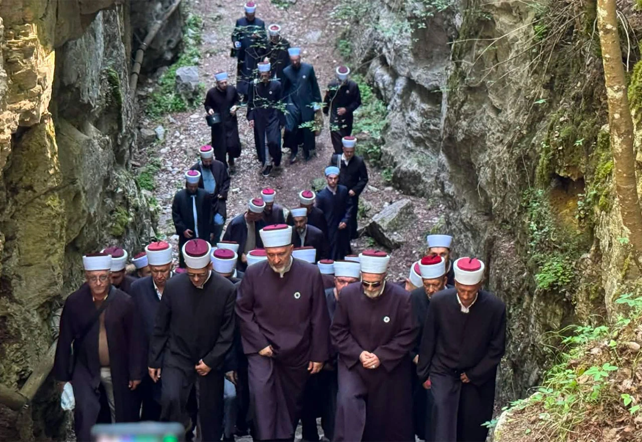 Nakon prolaska kroz stijenu na Ajvatovici, muftija travnički dr. Ahmed-ef. Adilović proučio je dovu
