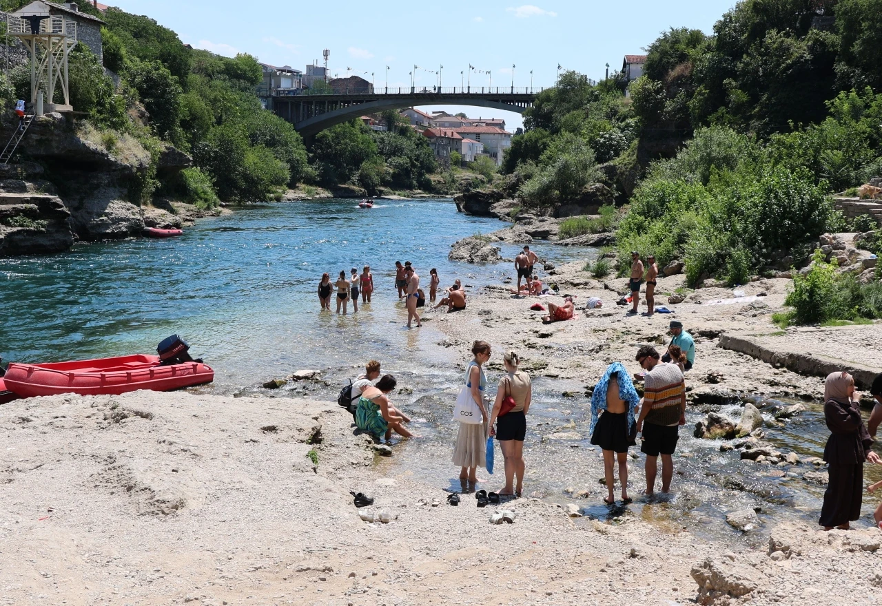 Toplinski val izmamio Mostarce i turiste na lokalna kupališta