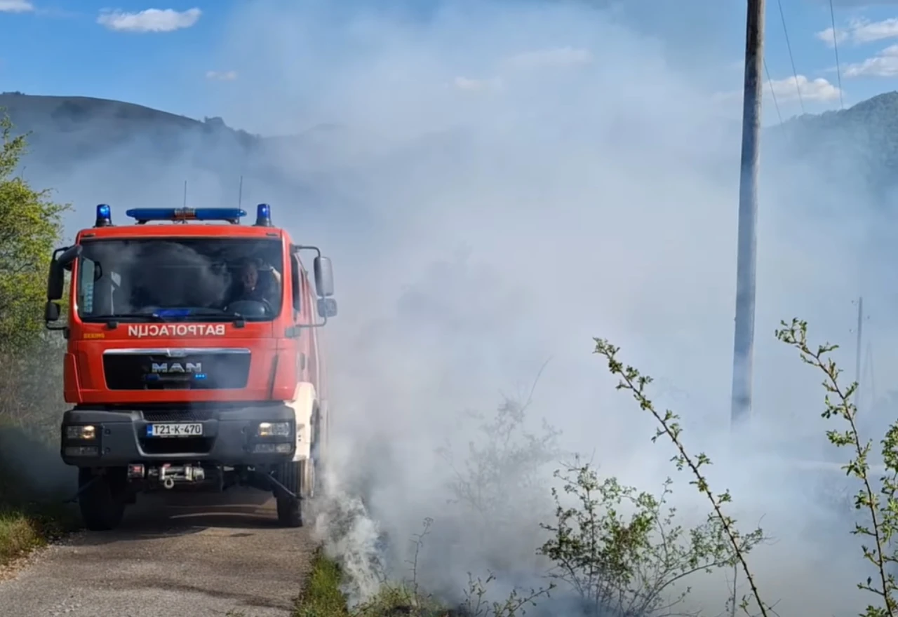 Požar u Gacku: Vatra zaprijetila kućama