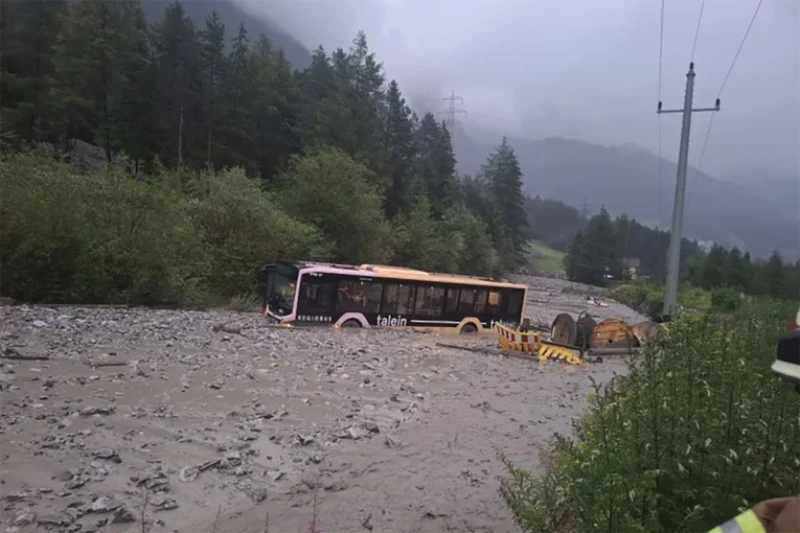 Nevrijeme zahvatilo dio Austrije, blatna bujica odnijela autobus
