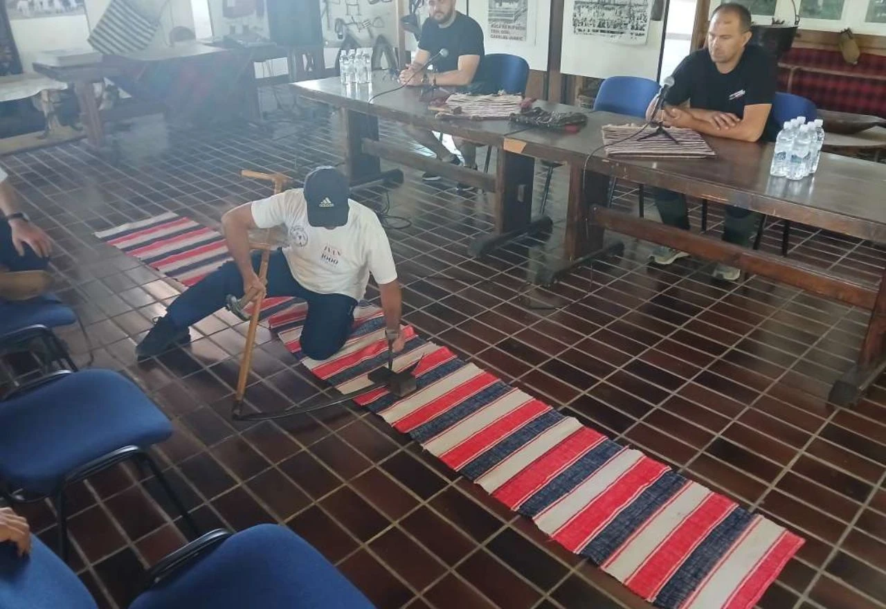 Kupreški kosci mladima pokazali umijeće ručne kosidbe