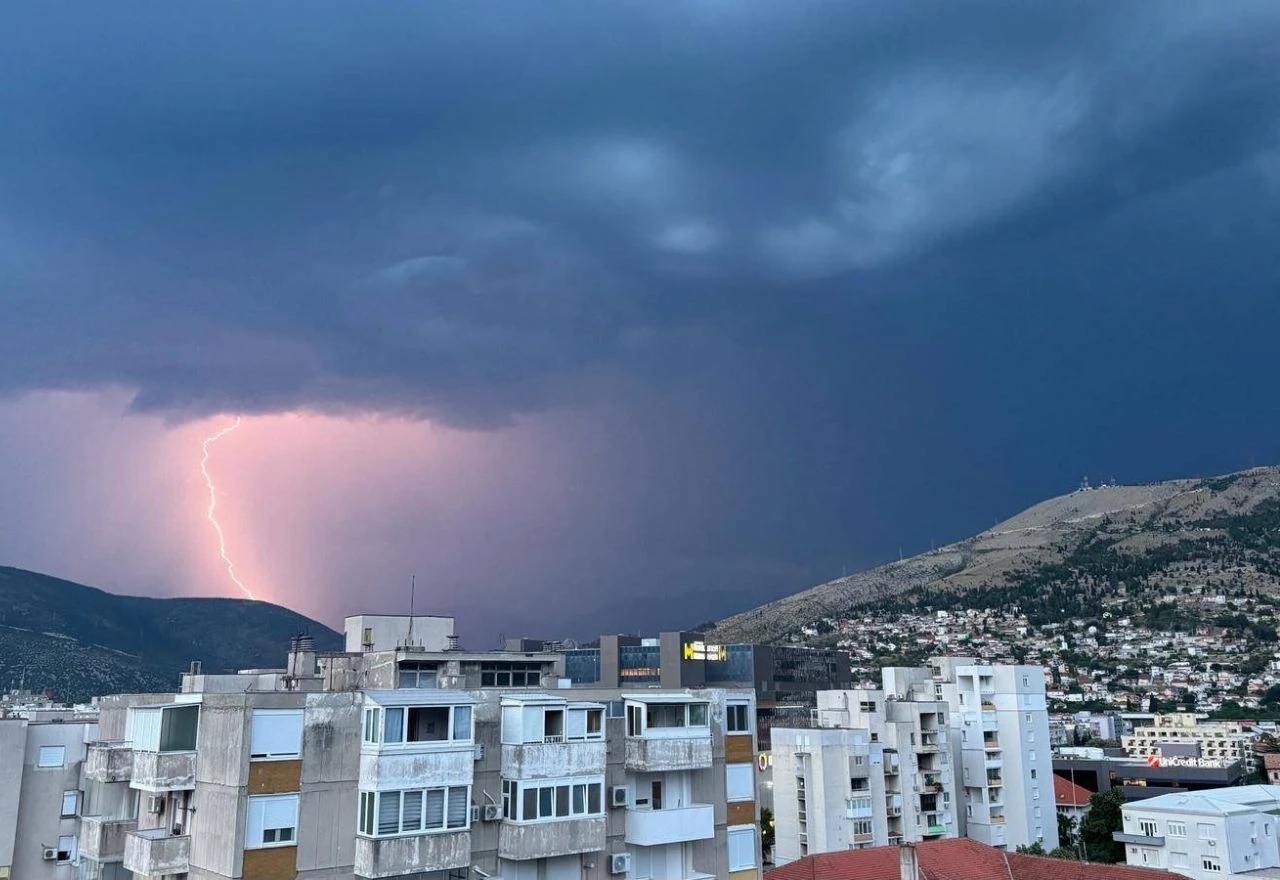 FOTO | Mostar pod munjama i grmljavinom