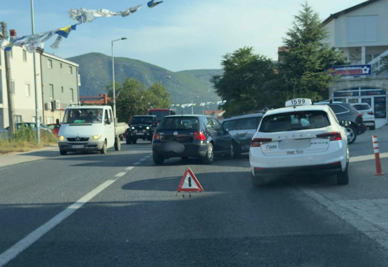Sudar dva vozila na M-17 u Mostaru