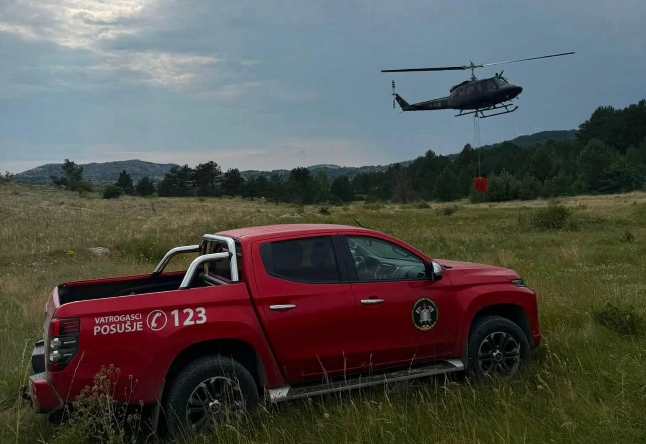 Helikopter OS BiH pomogao ugasiti požar kod Posušja
