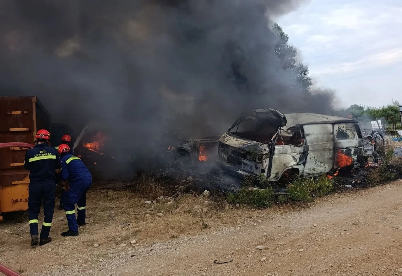 Požar na auto otpadu u Ljutom Docu