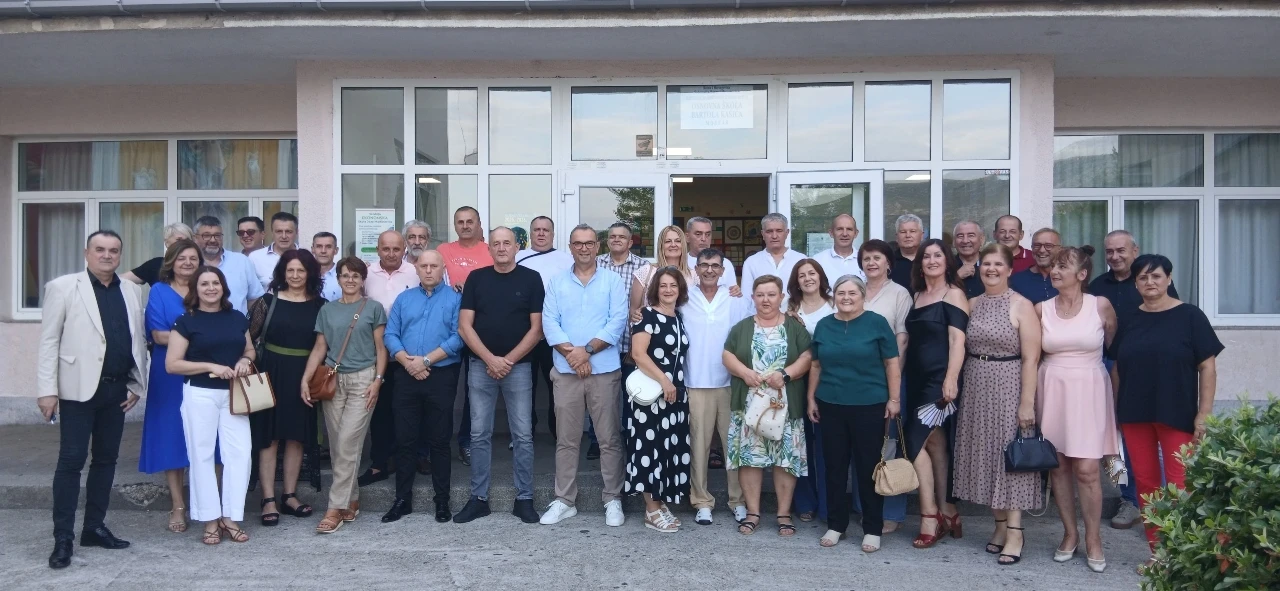 FOTO | Pola stoljeća kasnije: Školska generacija iz Rodoča i Jasenice proslavila obljetnicu