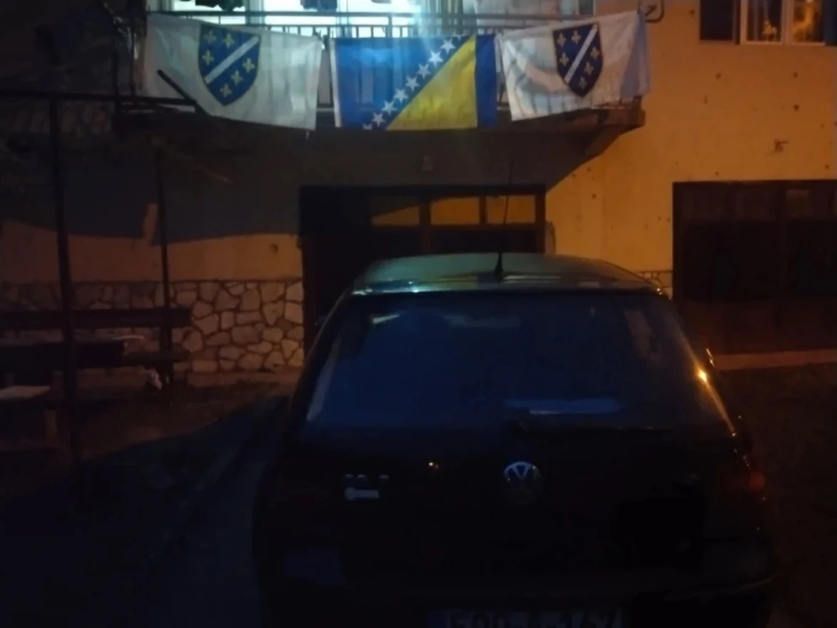 MUP RS oduzeo zastavu s ljiljanima
