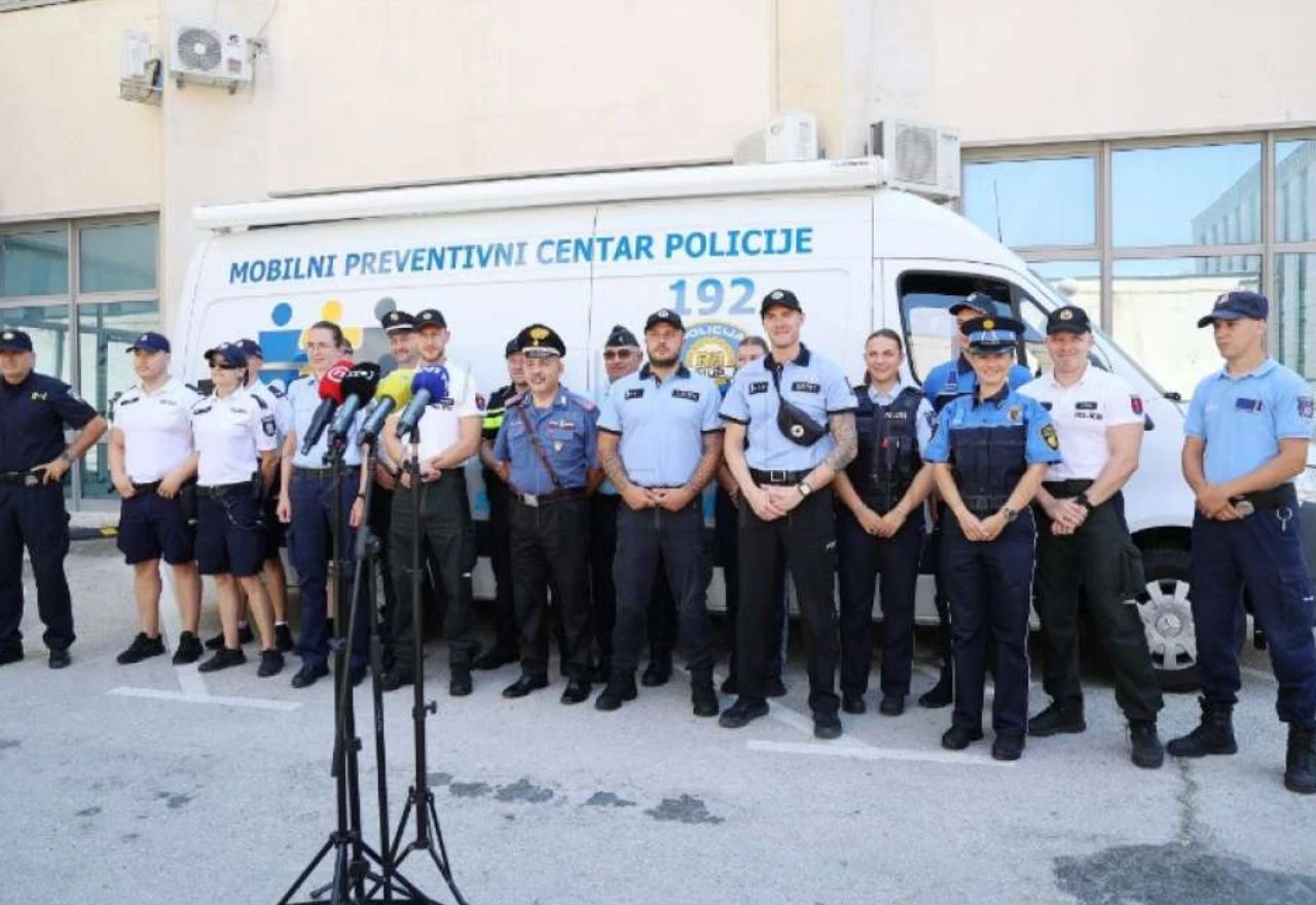 Uniforma iz BiH na makarskim ulicama: Turisti joj prilaze čim je vide