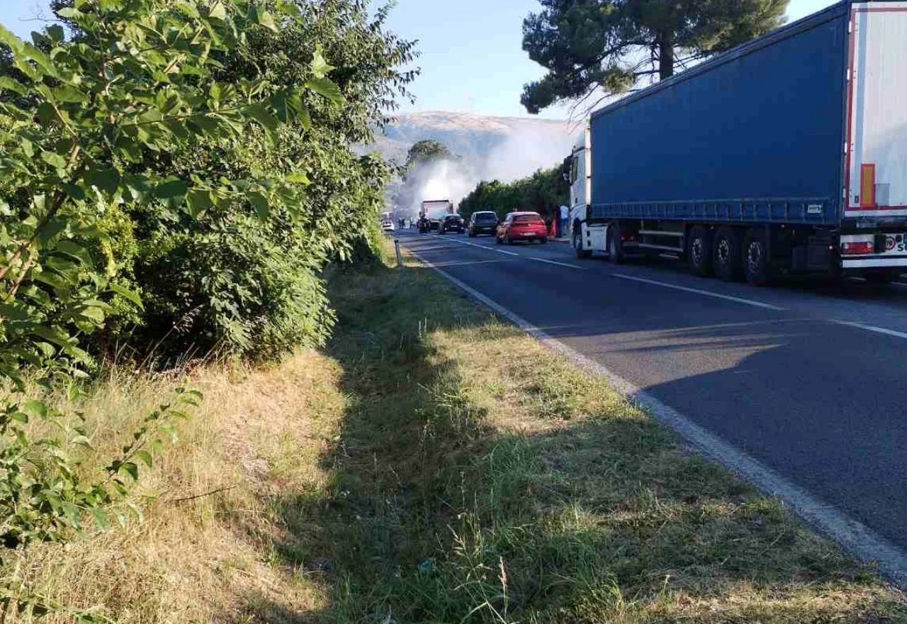 Zapalio se automobil na M-17 kod Mostara, stvaraju se kolone