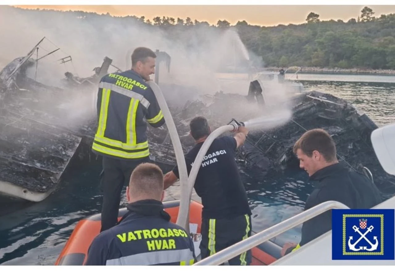 VIDEO | Na Hvaru izgorio katamaran i potonuo na morsko dno