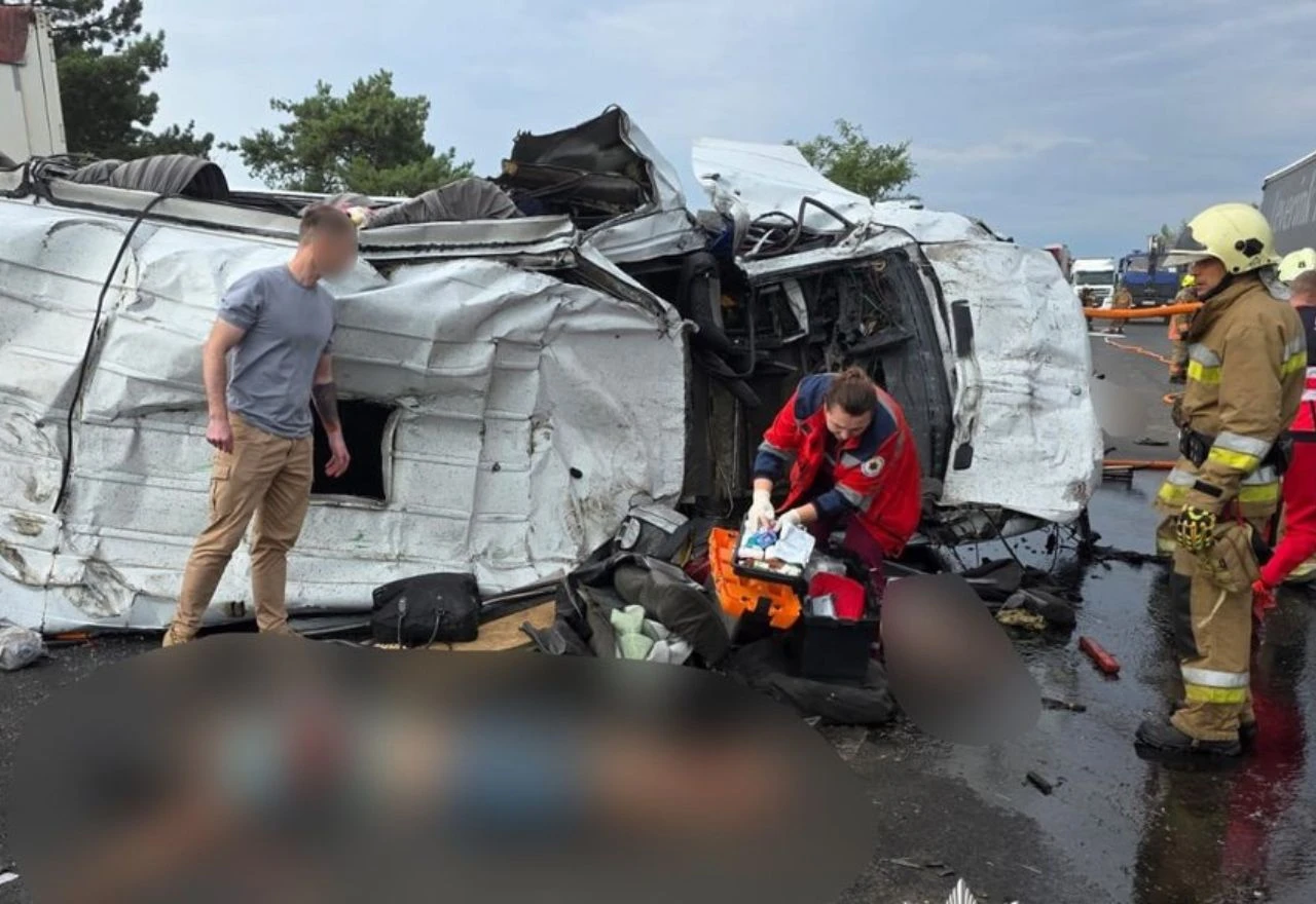 Teška nesreća u Ukrajini: U sudaru minibusa i kamiona poginulo 12 osoba