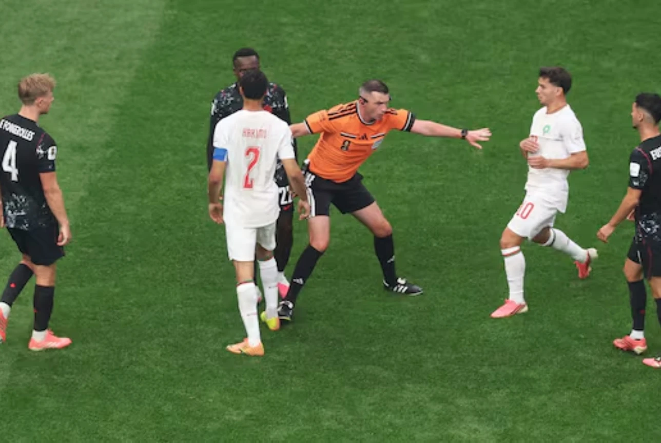 Michael Oliver razdvaja igrače