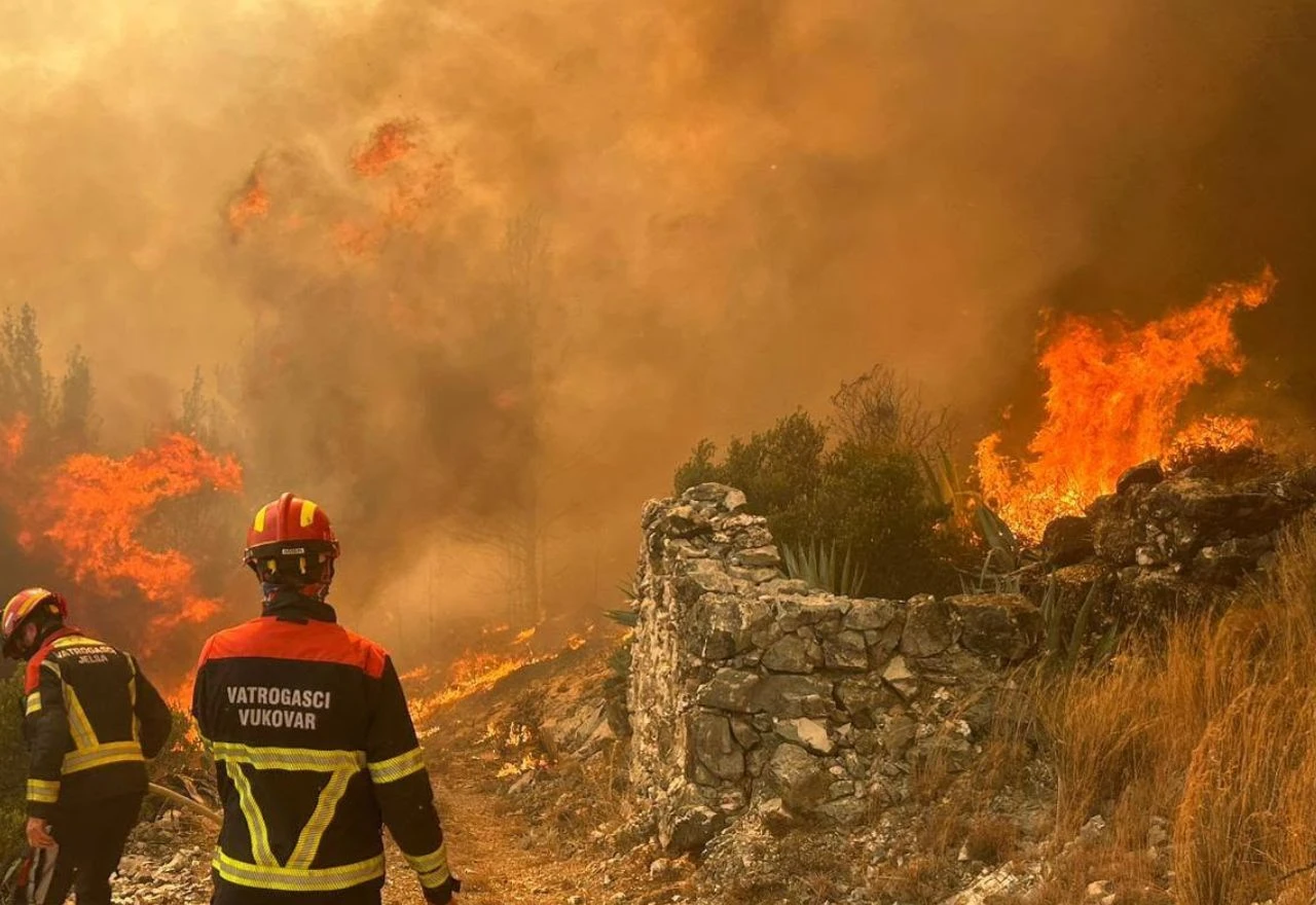 FOTO | Veliki požar na Hvaru: Kanaderi branili kuće