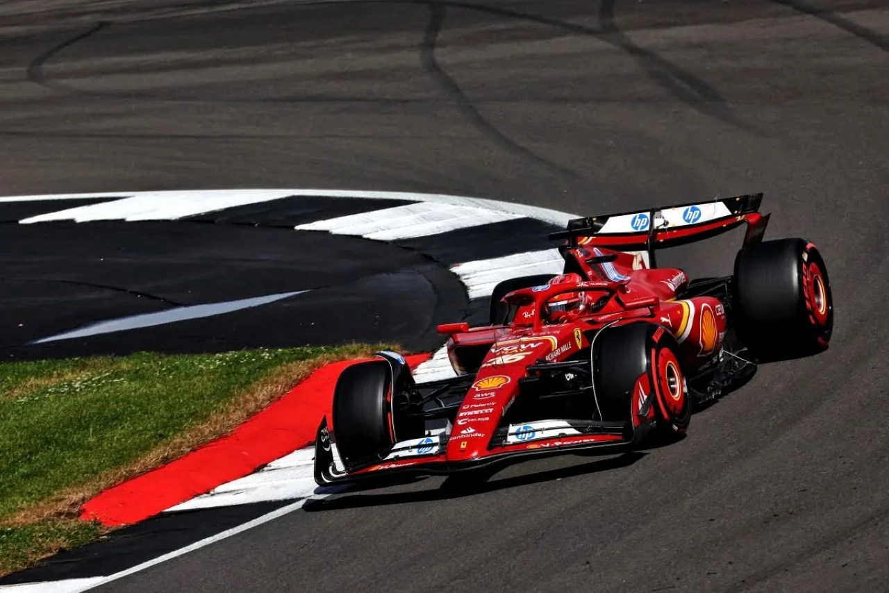 Charles Leclerc pod sigurnosnim automobilom prvi kroz cilj na Silverstoneu