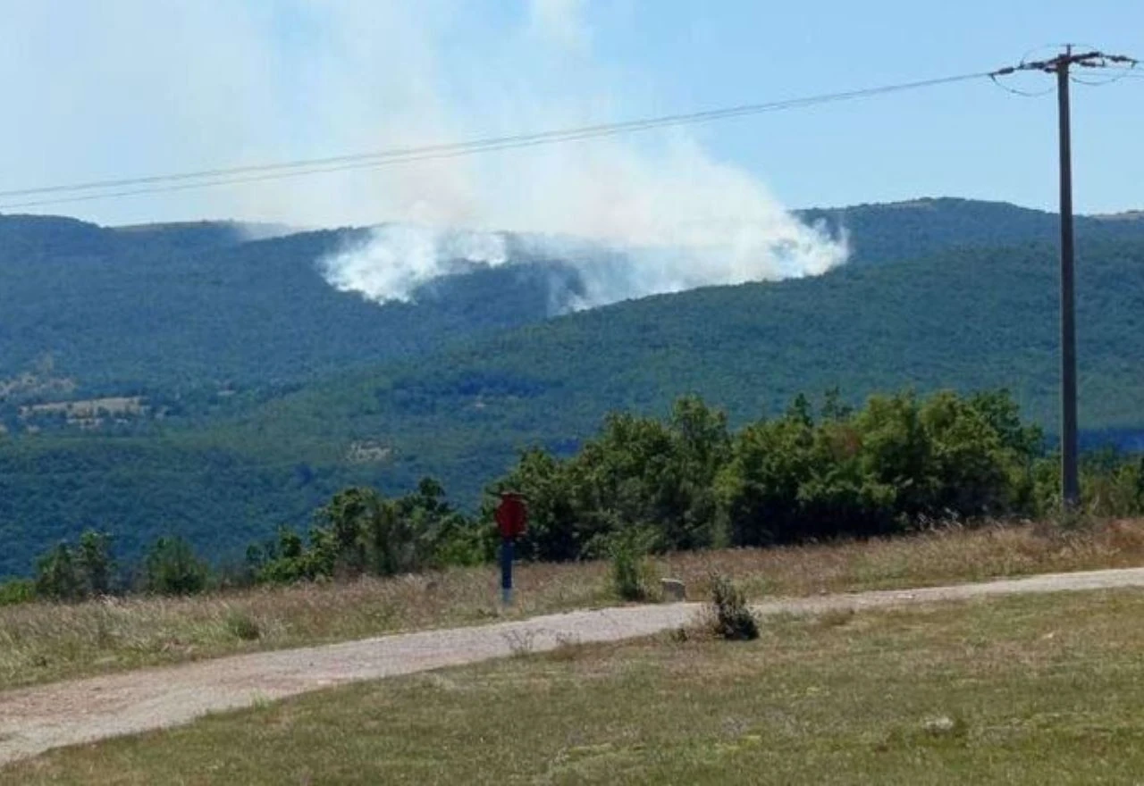 Požar kod Drvara gori treći dan, ugroženo dvadesetak kuća