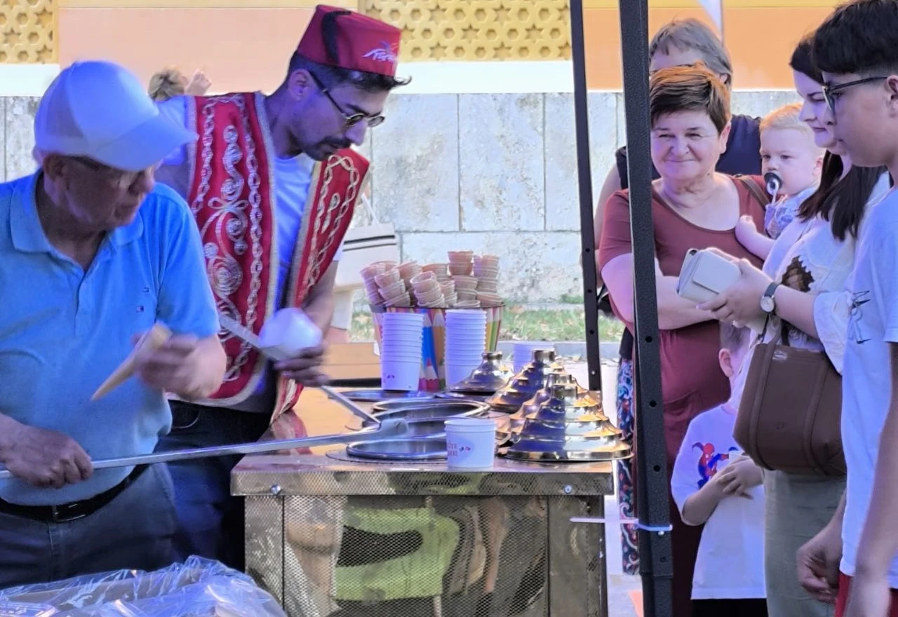 FOTO | Nedjelja u Mostaru miriše na Tursku: Tradicija, sladoled iz Maraşa i plesovi Ankare