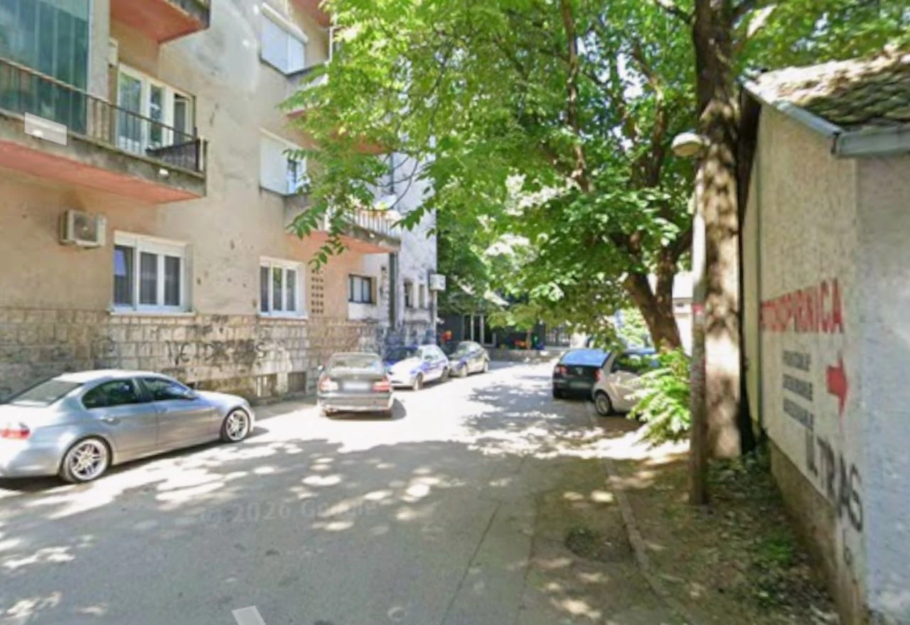 Muškarac polupao parkirana vozila kod Filozofskog fakulteta