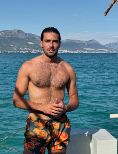 Trening se itekako isplatio: Šime Elez pokazao isklesano tijelo na odmoru