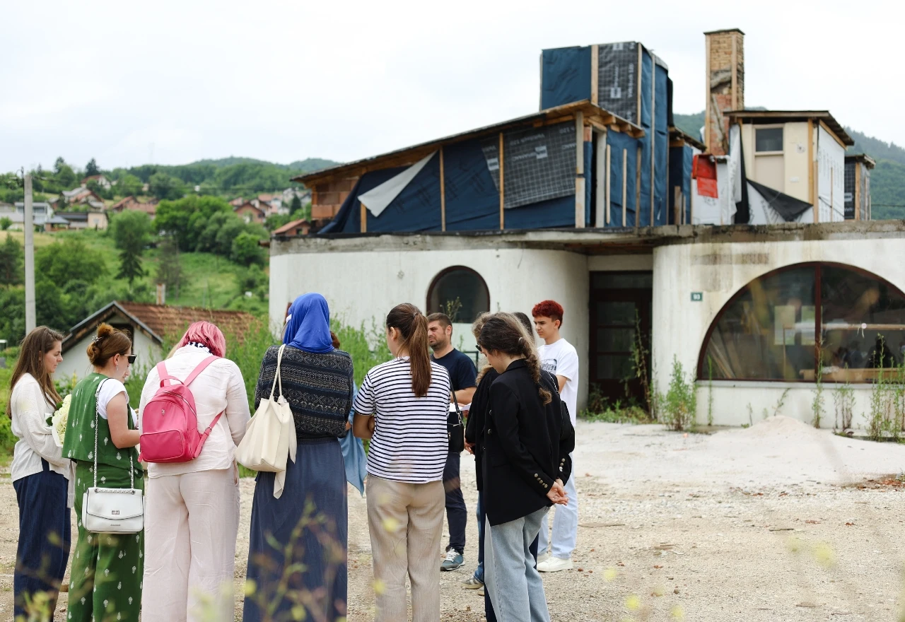 Mladi obišli mjesta sjećanja i razgovarali o ratnoj prošlosti