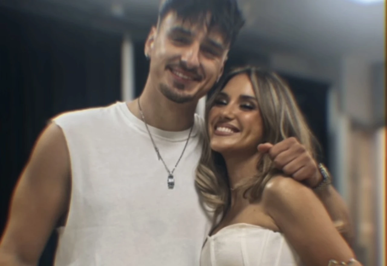 Adi Šoše zapjevao u Beogradu, djevojka ga bodrila iz prvog reda