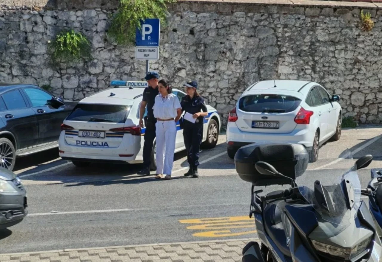 VIDEO | Laura Prgomet s lisicama na rukama dovedena pred DORH