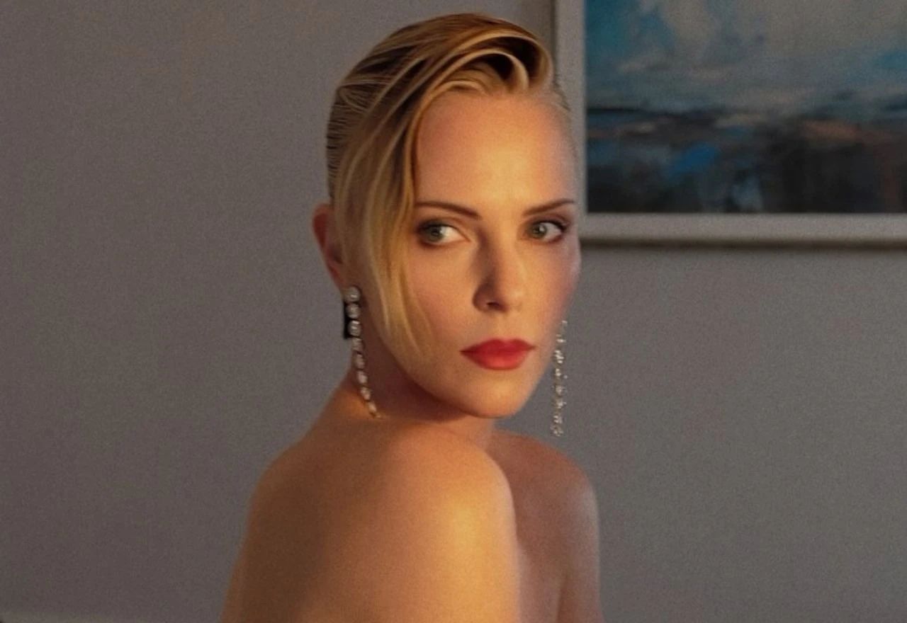 Charlize Theron fotkom u toplesu zapalila društvene mreže