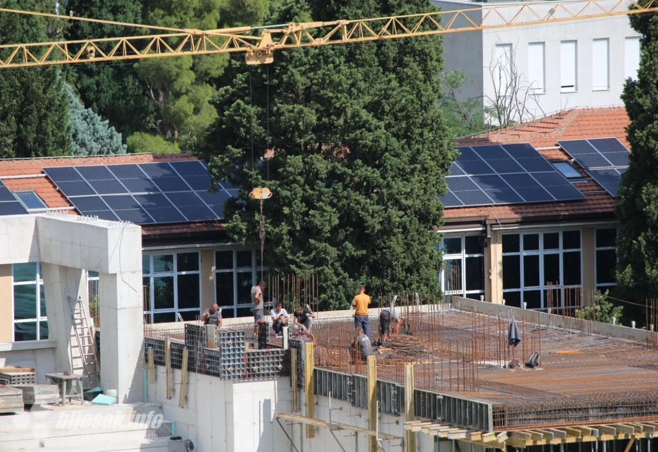 Počelo postavljanje stolica na Stajanje