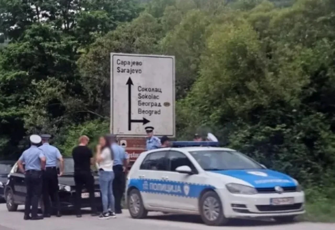 Muškarac se popeo na drvo i odbija sići, policija pregovara s njim