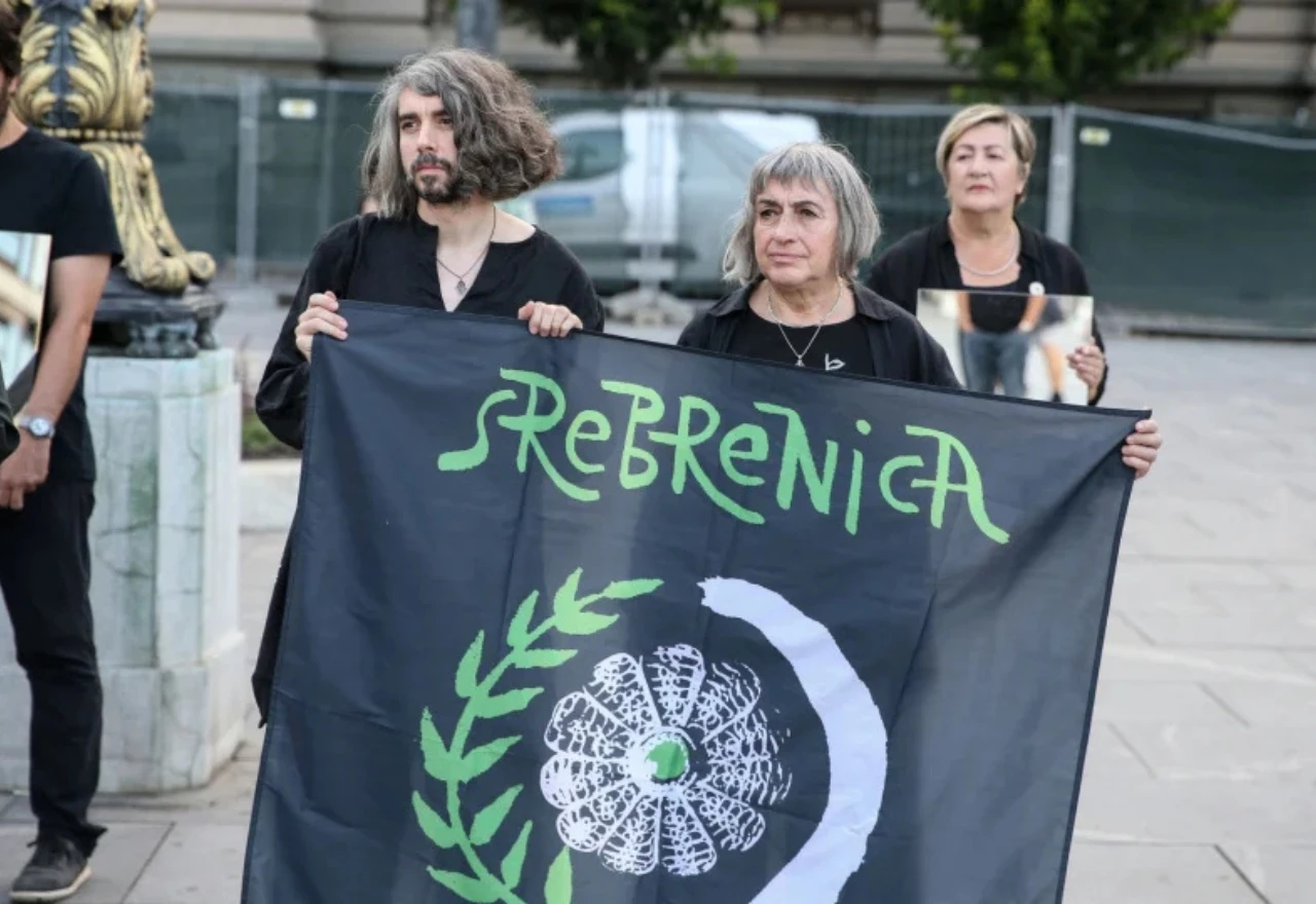 Žene u crnom iz Beograda poručuju: "Nikada nećemo zaboraviti genocid u Srebrenici"