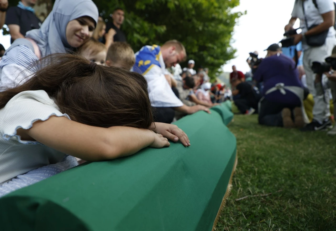 Na rukama najmilijih, tabuti deset žrtava genocida preneseni na Musalu