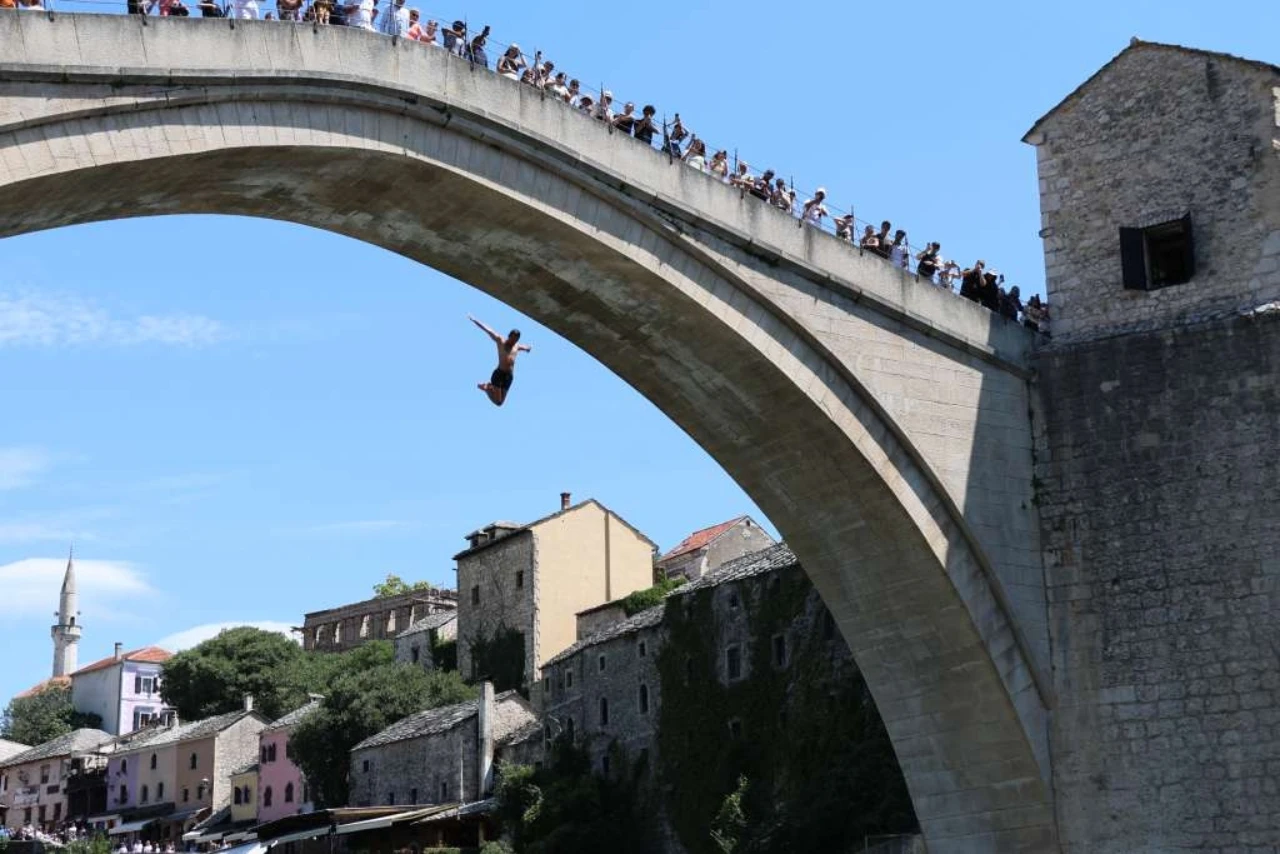 Skok bez aplauza: Mostar i ove godine odao počast žrtvama genocida