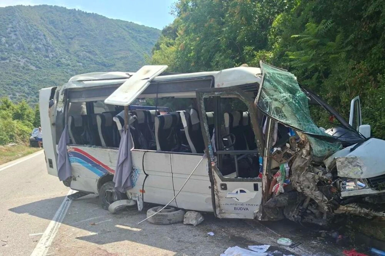 Teška nesreća u Crnoj Gori: Jedna osoba smrtno stradala, 17 ozlijeđeno