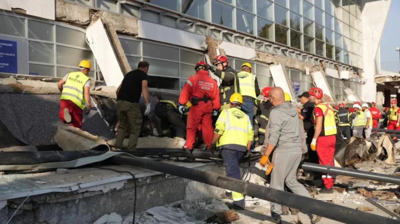 Bivši srbijanski ministar ide na suđenje zbog tragedije u kojoj je poginulo 16 ljudi