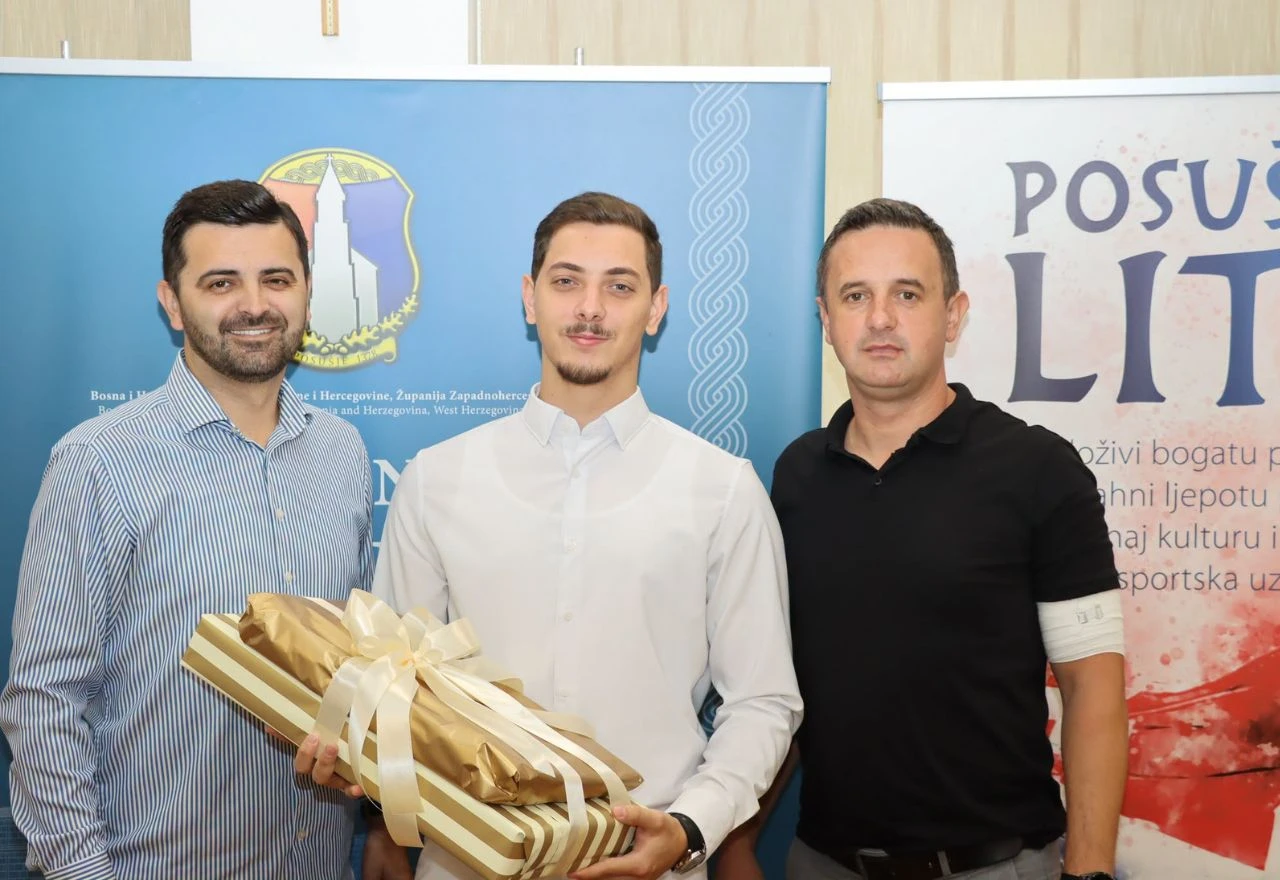 Općina Posušje nagradila najbolje učenike laptopima i pametnim satovima
