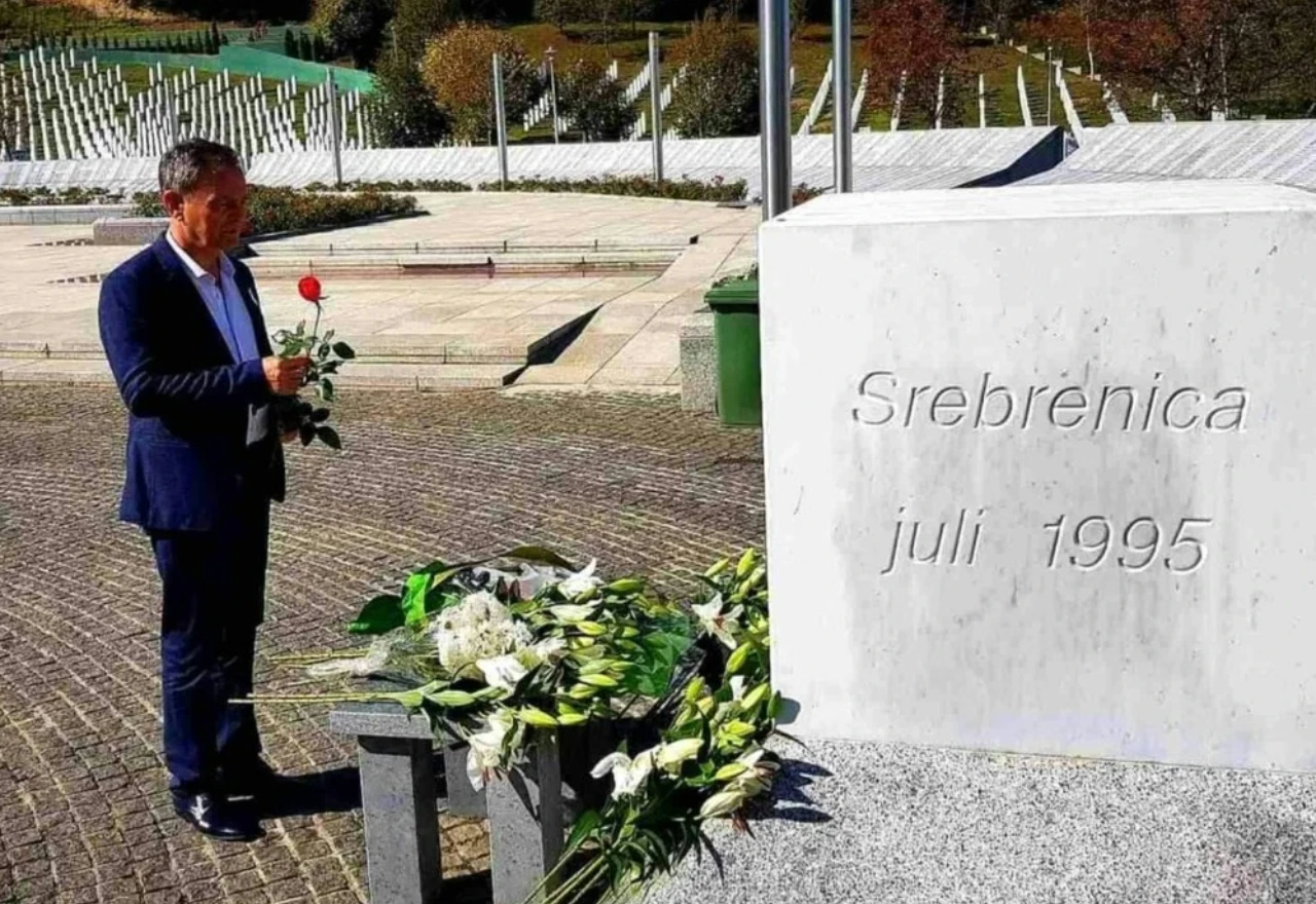Političar iz Niša dobio prijetnje nakon što je položio cvijet u Srebrenici