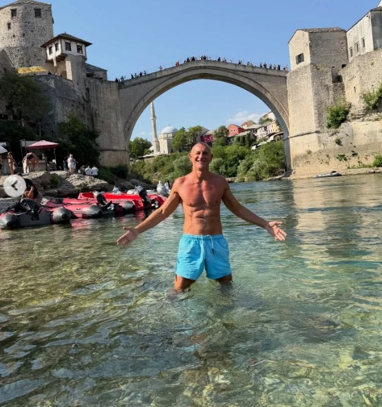 Bivši svjetski prvak u boksu pozirao ispod Starog mosta