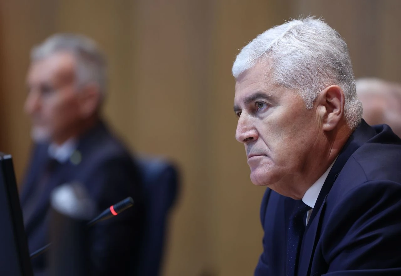 Sjednica počela optužbama na Čovićev račun: "Ponovno kršite Poslovnik"
