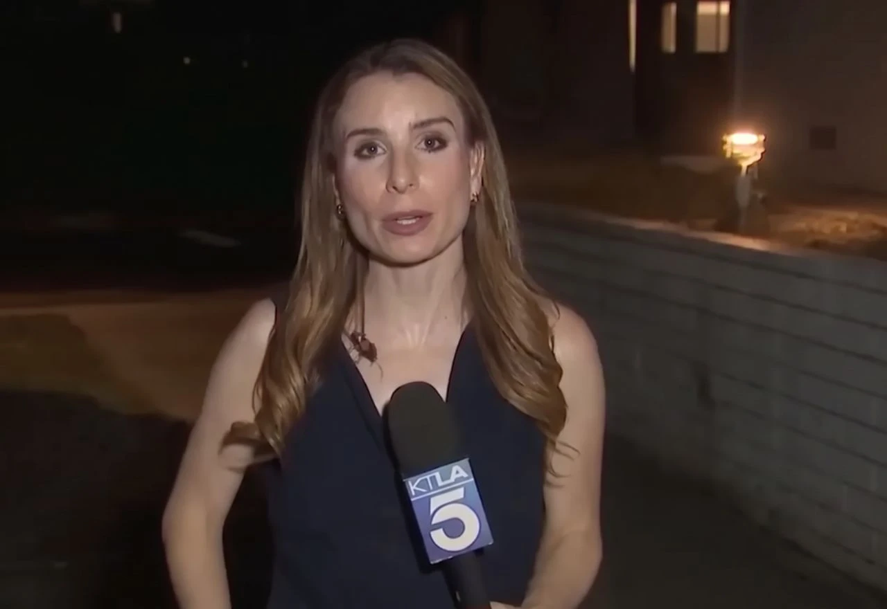 VIDEO | Reporterki se tijekom javljanja uživo na vrat popeo žohar