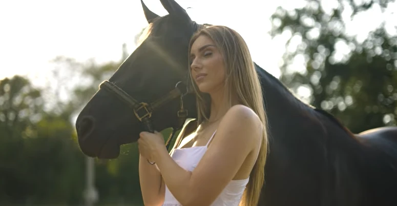 VIDEO | Antonija Čerkez objavila pjesmu "Srce od kamena", u spotu se pojavljuje i njezina majka