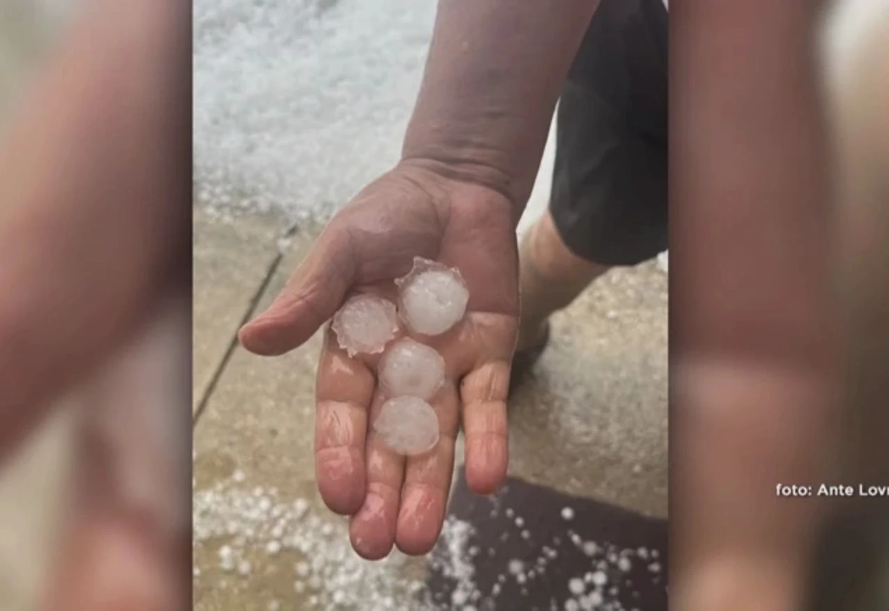 Tuča uništavala vrtove, meteotsunami poplavio Hvar, oluja rušila grane